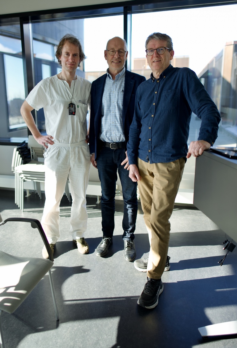 Nevrolog og professor Lasse Pihlstrøm er ansvarlig for studien ved Oslo universitetssykehus Her sammen med leder i LHS Geir Viksund og styremedlem og kasserer i LHS Livar Hølland 