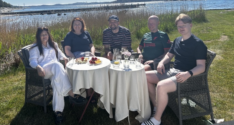 Her er Mats sammen med gruppen som de kaller 