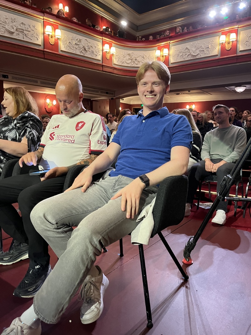Mats på plass for å høre når Lars Berrum skal lage humor på Mats sin situasjon.